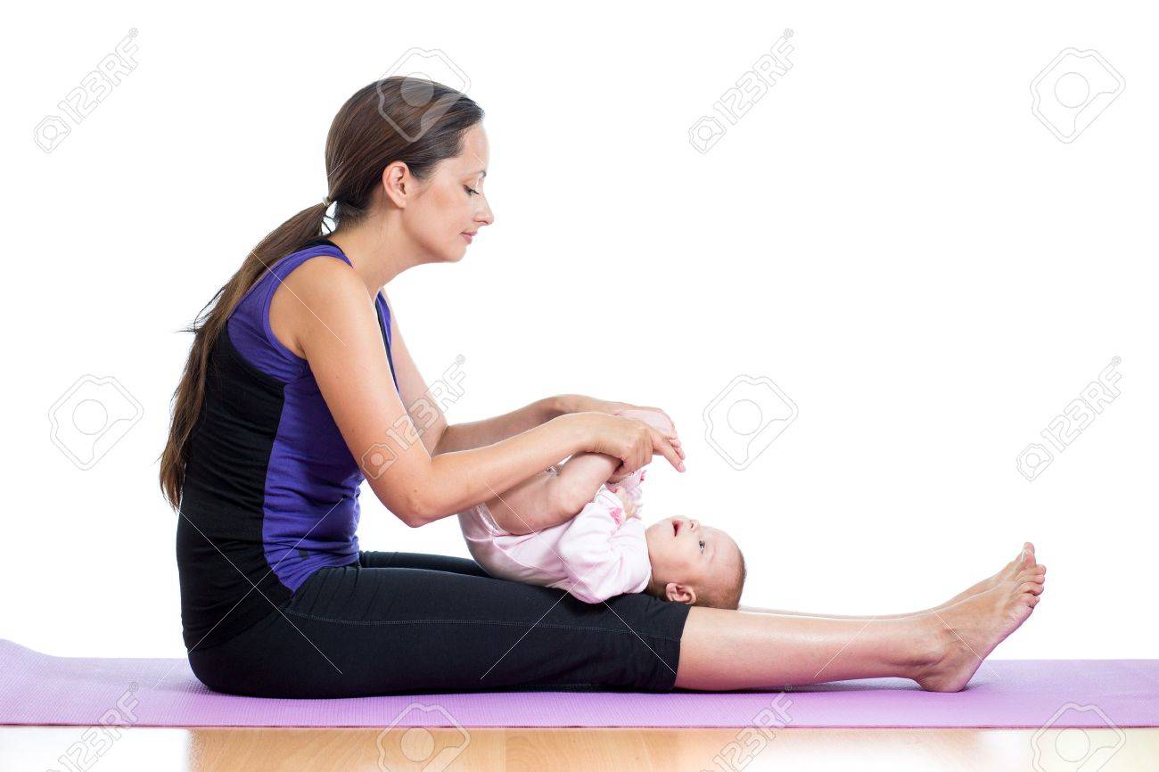 母彼女の赤ちゃんと一緒にヨガの練習をやっています の写真素材 画像素材 Image
