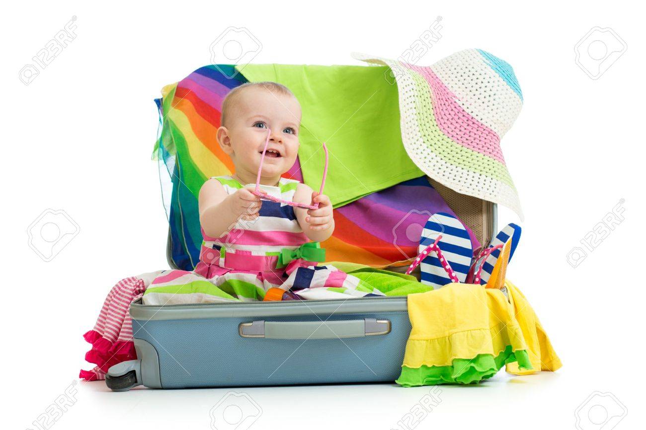 Bebe Fille Assise Dans Une Valise Avec Des Choses Pour Son Voyage Banque D Images Et Photos Libres De Droits Image