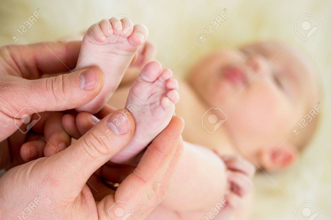 Male Mains Massage Petits Pieds De Bebe Banque D Images Et Photos Libres De Droits Image