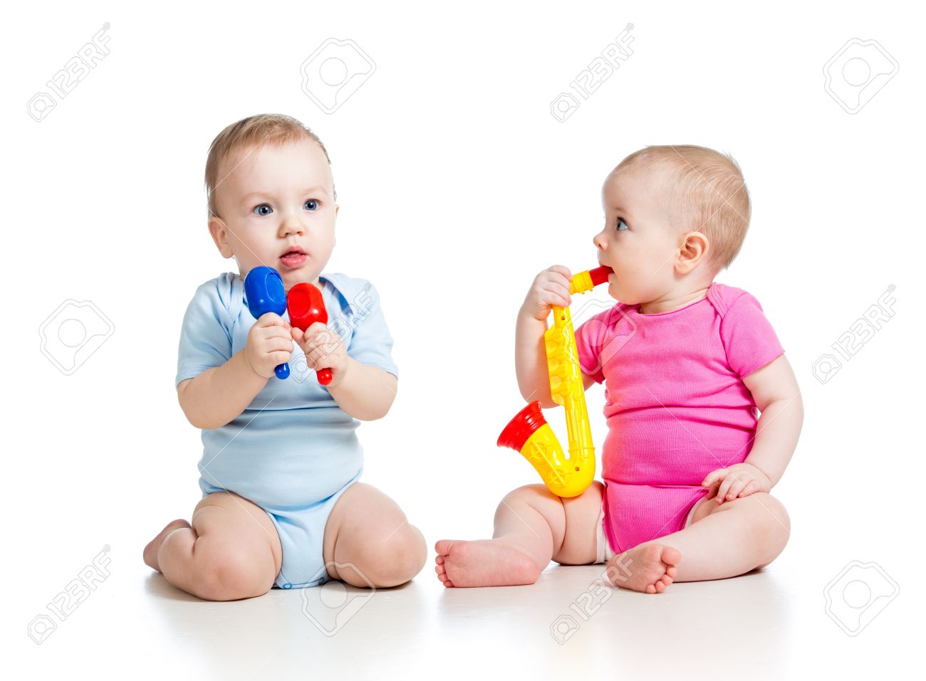赤ちゃんの女の子と男の子の白い背景で遊ぶ音楽おもちゃ免震 の写真素材 画像素材 Image 65
