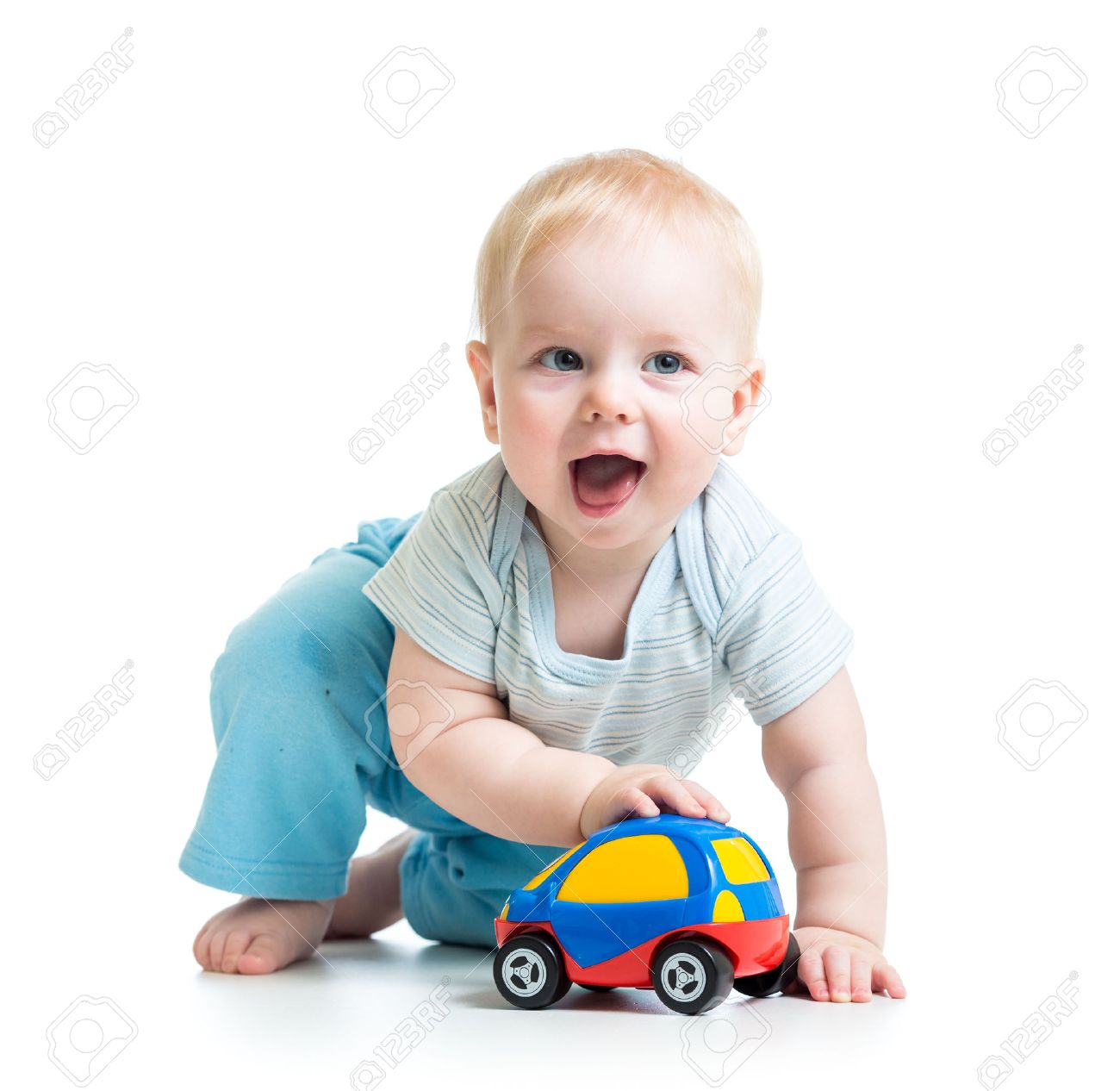 おかしい男の子子供のおもちゃの車で遊ぶ の写真素材 画像素材 Image