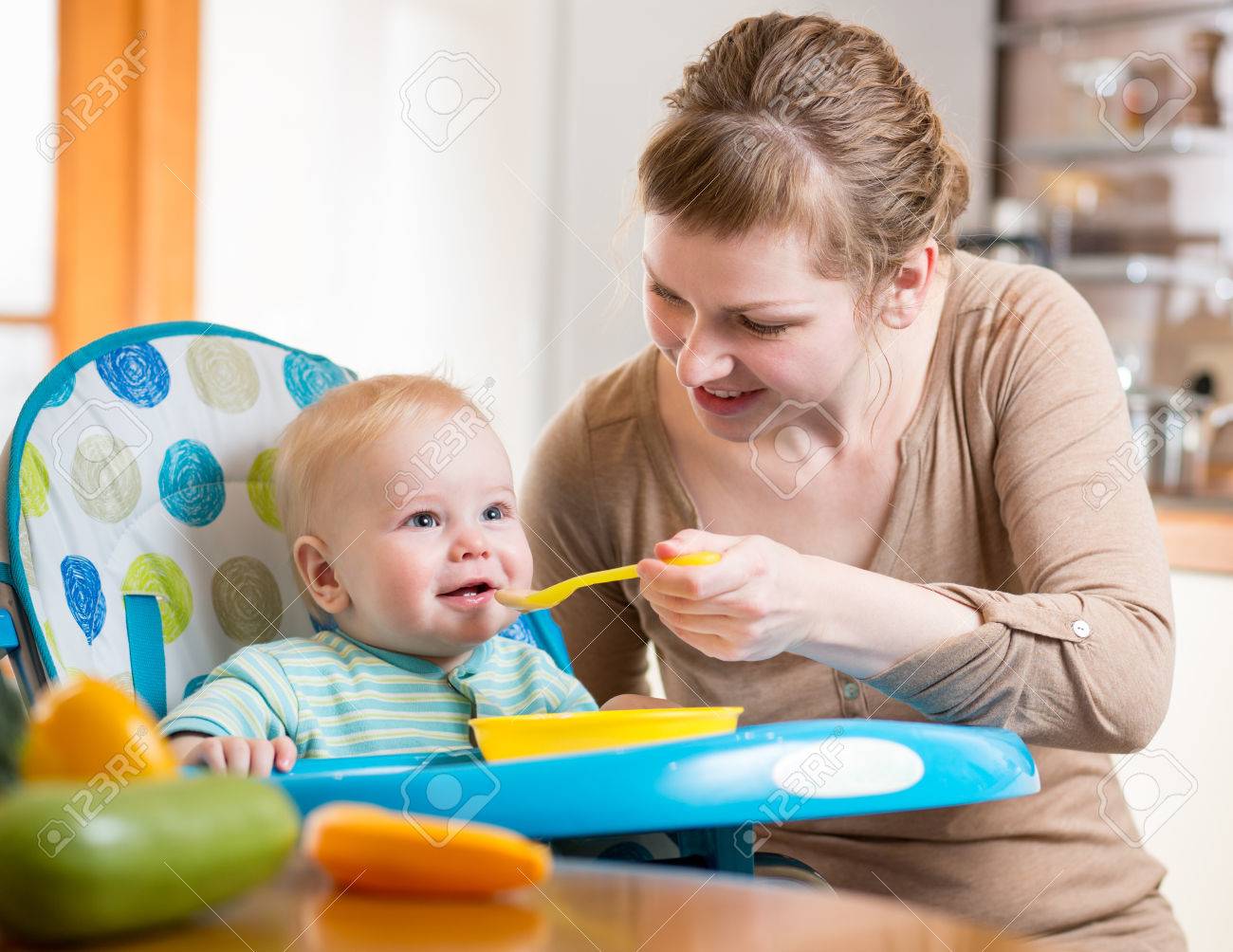 Maman Nourrit Bebe Drole Avec Une Cuillere Banque D Images Et Photos Libres De Droits Image
