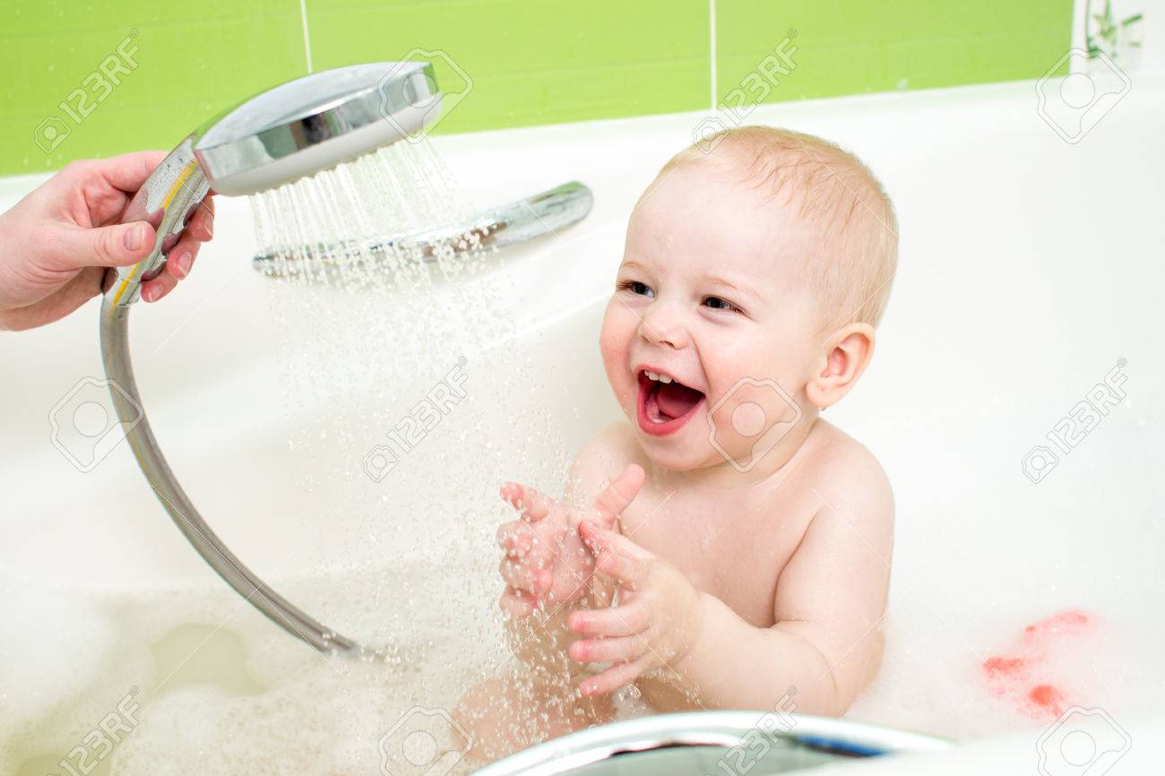 Bebe Prendre Un Bain Et Douche Banque D Images Et Photos Libres De Droits Image Bebe Prendre Un Bain Et Douche Banque D Images Et Photos Libres De Droits Image