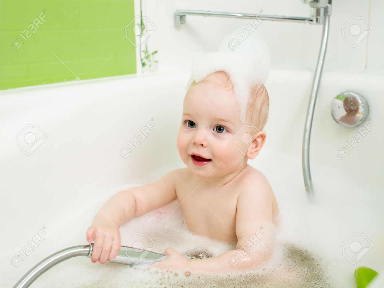 Bebe Bebe Prendre Un Bain Dans Une Douche Banque D Images Et Photos Libres De Droits Image Bebe Bebe Prendre Un Bain Dans Une Douche Banque D Images Et Photos Libres De Droits Image