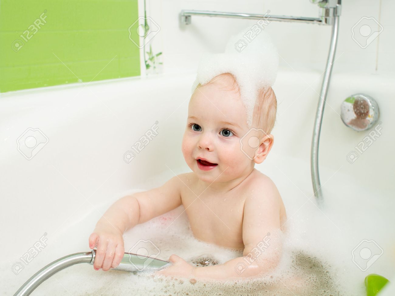 Bebe Bebe Prendre Un Bain Dans Une Douche Banque D Images Et Photos Libres De Droits Image