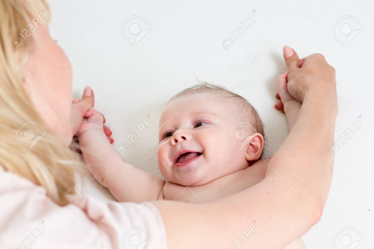 Mere Fait De Gymnastique Pour Bebe Banque D Images Et Photos Libres De Droits Image