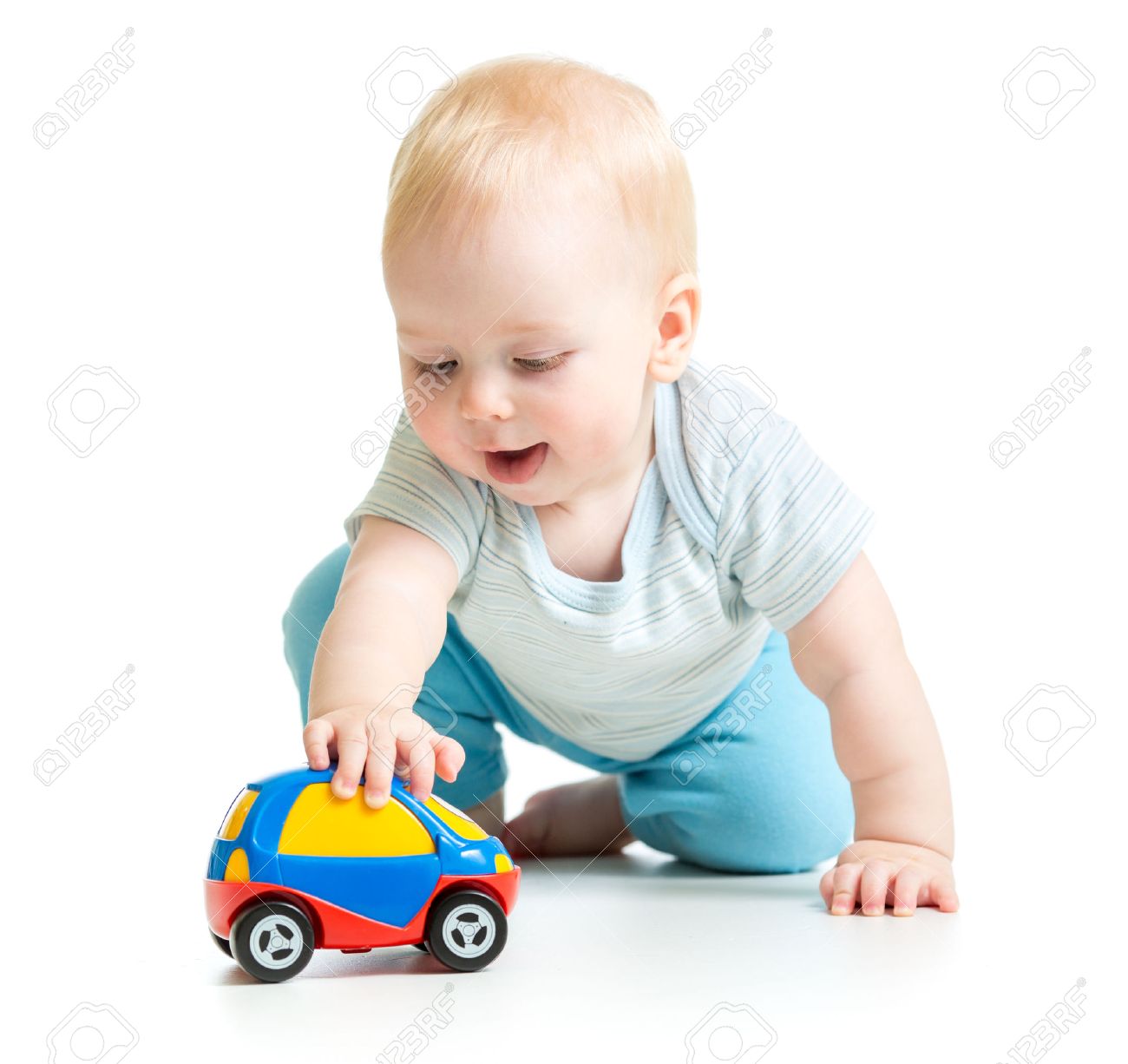 bebe joue avec voiture