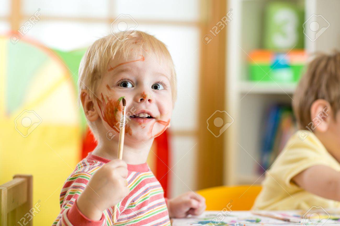 自宅絵笑顔のかわいい子供男の子 の写真素材 画像素材 Image
