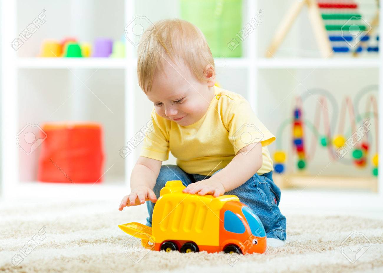 室内のおもちゃの車で遊んで子供男の子幼児 の写真素材 画像素材 Image