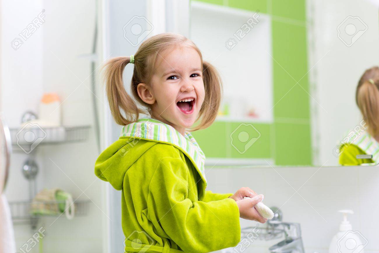 かわいい子の子供女の子がトイレで手を洗う の写真素材 画像素材 Image