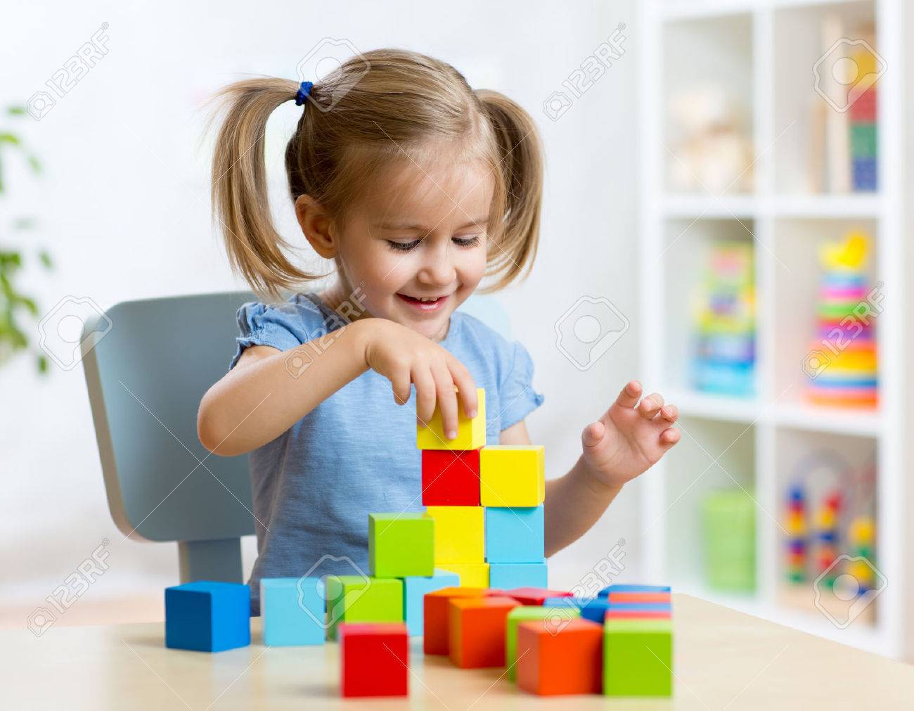 Niña Pequeña Inteligente De 3 Años Jugando Con Juguete Educativo Figuras  Geométricas De Madera Bloques Concepto De Juegos De Kinde Foto de archivo -  Imagen de gente, independiente: 253303896