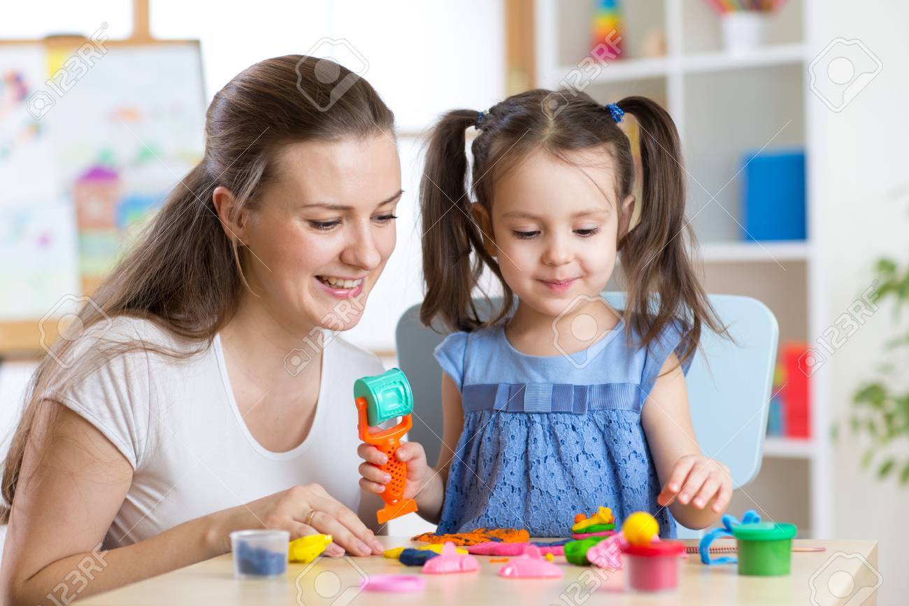 Mutter Und Kind Madchen Zu Hause Aus Ton Geformt Und Zusammen