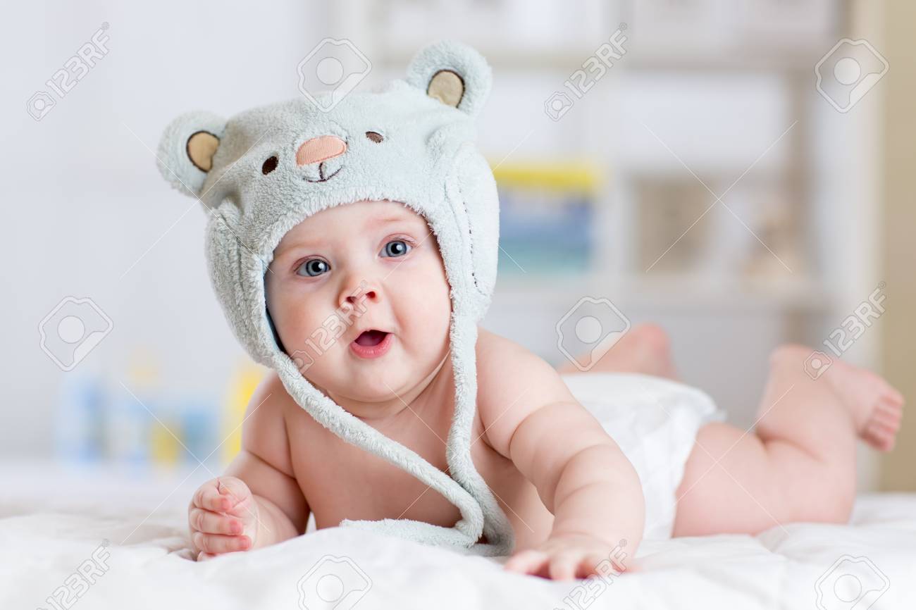 Portrait D Un Mignon 5 Mois Bebe Porte Dans Drole Chapeau Couche Sur Une Couverture Banque D Images Et Photos Libres De Droits Image