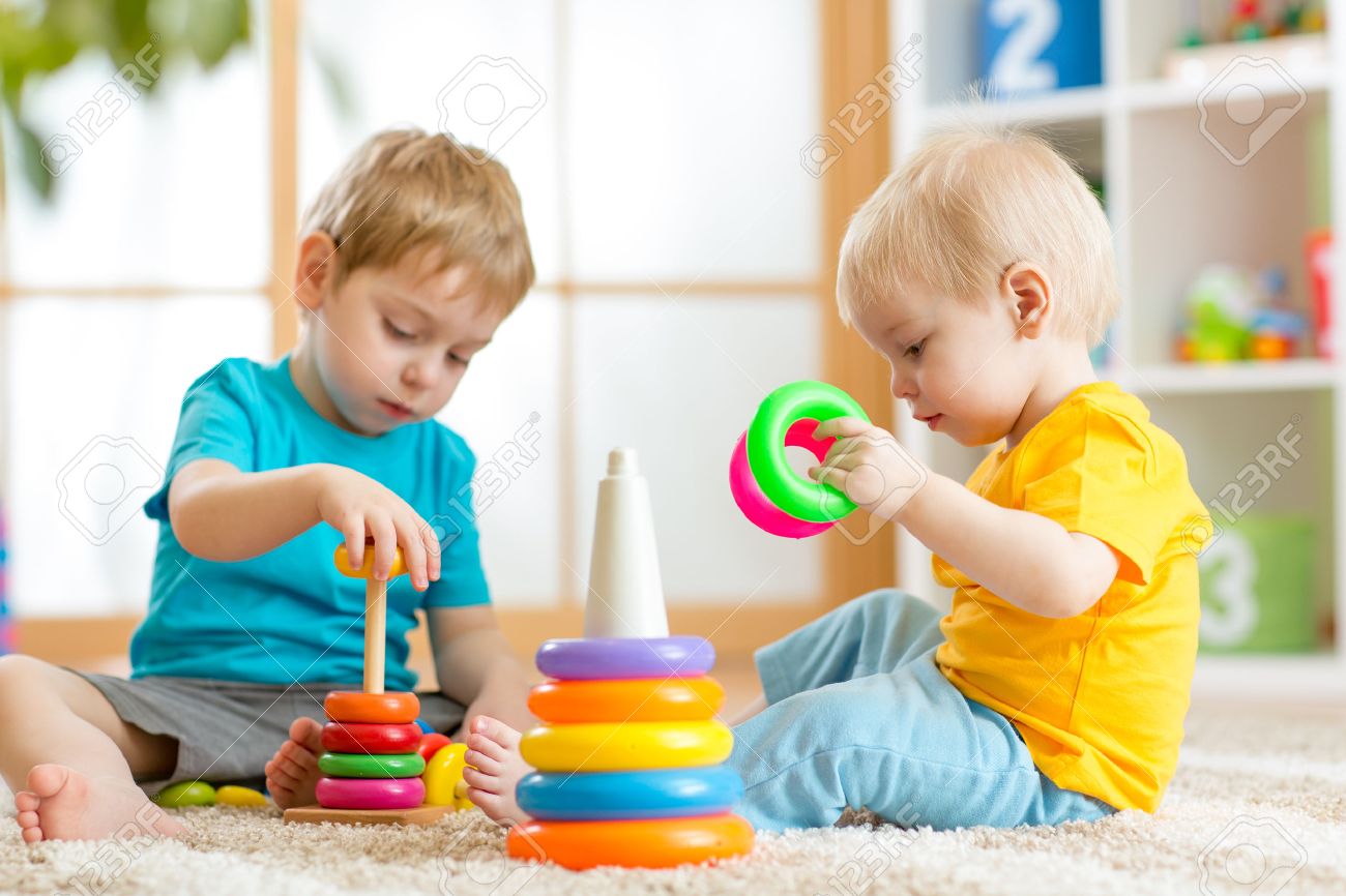 Les enfants jouent avec des jouets à la maternelle ou à la maison Les enfants jouent avec des jouets à la maternelle ou à la maison