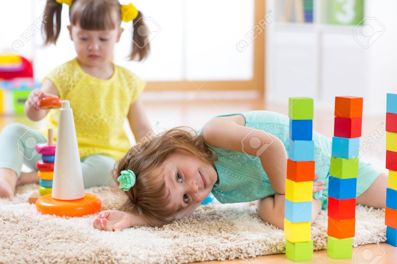 Les enfants jouent avec des jouets à la maternelle ou à la maison Les enfants jouent avec des jouets à la maternelle ou à la maison