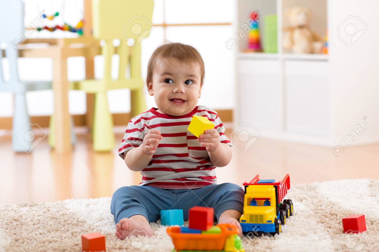 室内のおもちゃの車で遊んで子供男の子幼児 の写真素材 画像素材 Image