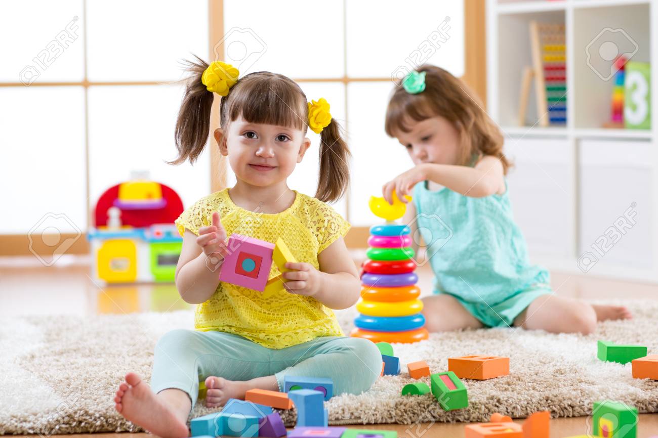 Les enfants jouent avec des jouets à la maternelle ou à la maison Les enfants jouent avec des jouets à la maternelle ou à la maison