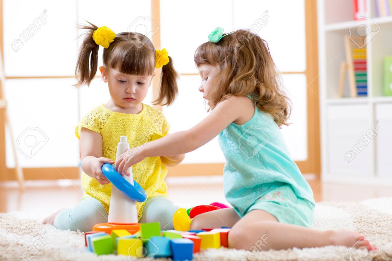 Niños jugando juntos. niño niño y el bebé juegan con los bloques. juguetes educativos para niños de preescolar y jardín de infancia. Niñas Juguetes de Niños jugando juntos. niño niño y el bebé juegan con los bloques. juguetes educativos para niños de preescolar y jardín de infancia. Niñas Juguetes de