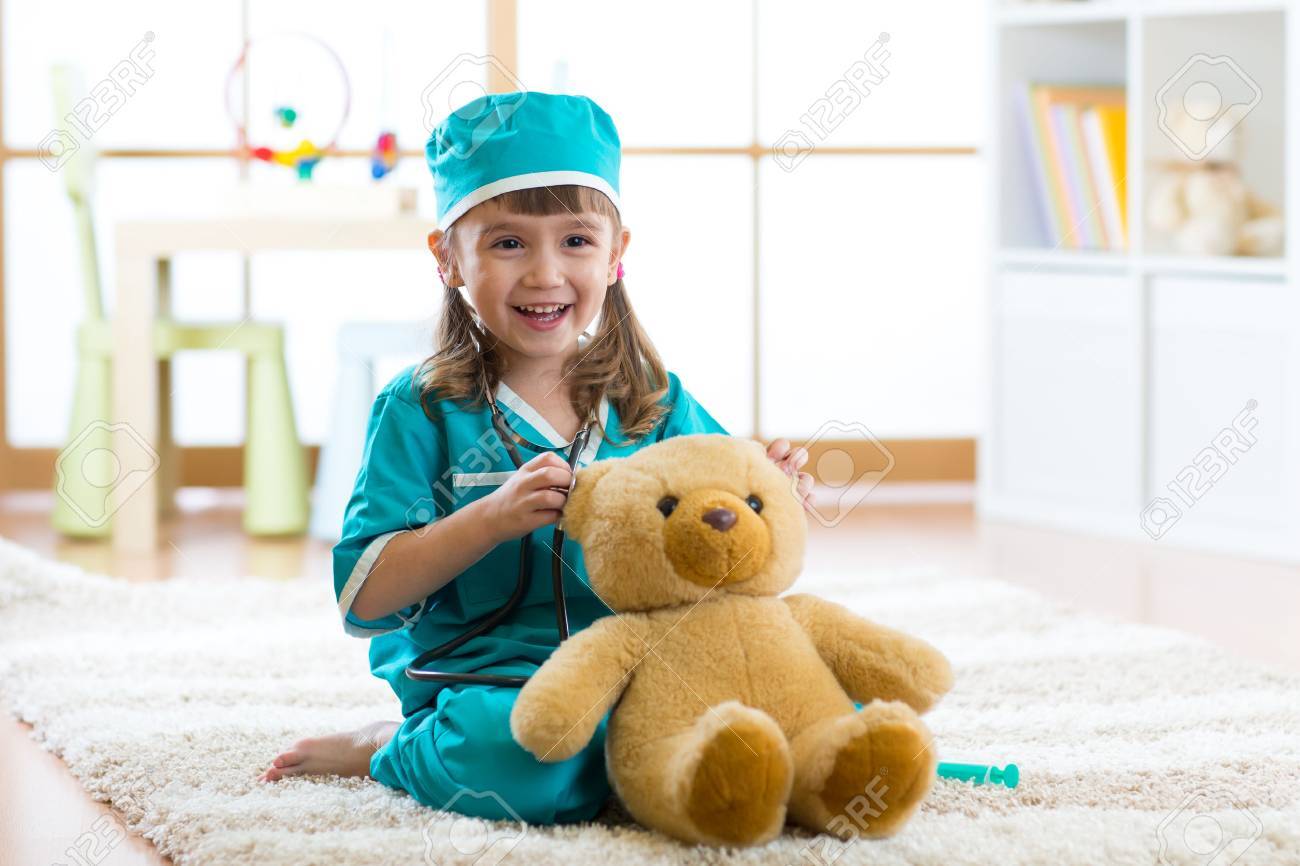 かわいい子供女の子のぬいぐるみを自宅で医者を演奏 の写真素材 画像素材 Image