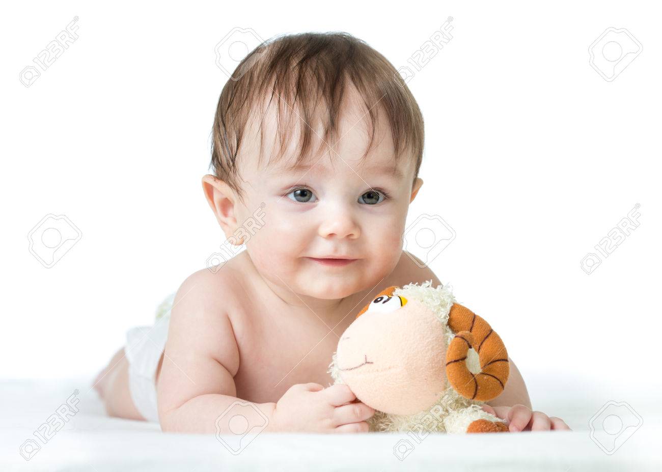 ぬいぐるみのおなかに横たわっている男の赤ちゃん の写真素材 画像素材 Image