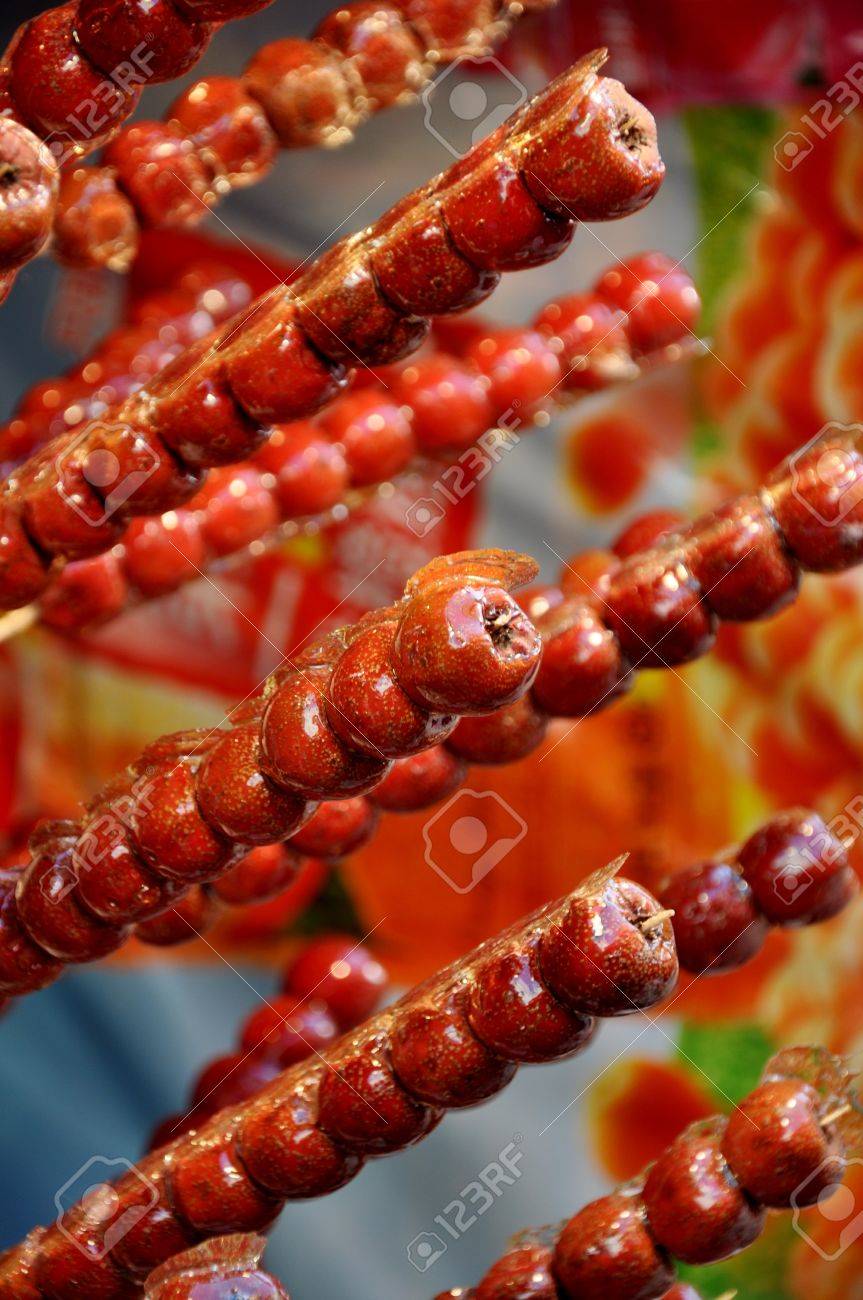 北京 中国の食品市場でスティックにイチゴを砂糖漬け の写真素材 画像素材 Image