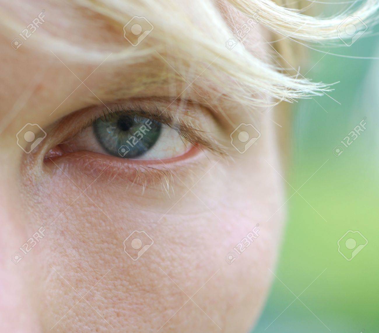 自然な金髪の男性のクローズ アップの目 まつげ 髪 の写真素材 画像素材 Image 自然な金髪の男性のクローズ アップの目 まつげ 髪 の写真素材 画像素材 Image