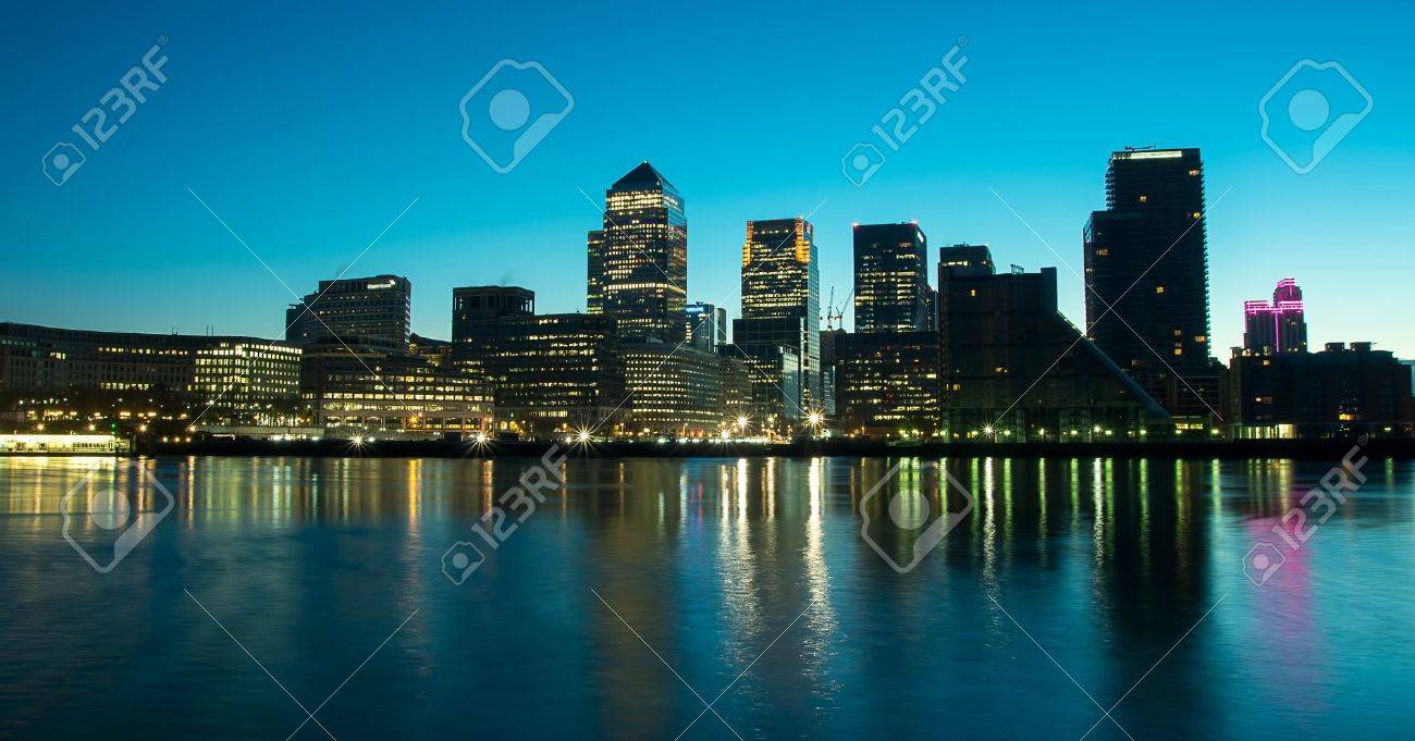 ロンドン イギリスの夜ドックランズ開発 の写真素材 画像素材 Image ロンドン イギリスの夜ドックランズ開発 の写真素材 画像素材 Image
