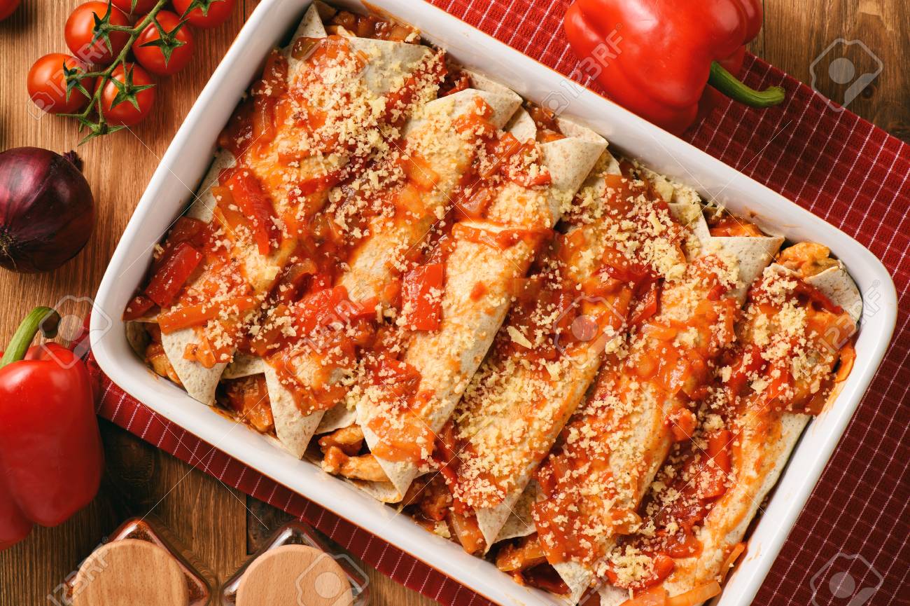 エンチラーダ メキシコ料理 チキン チーズ トマトをトルティーヤ の写真素材 画像素材 Image