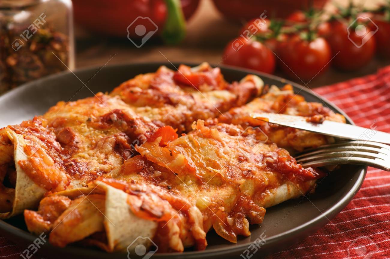 エンチラーダ メキシコ料理 チキン チーズ トマトをトルティーヤ の写真素材 画像素材 Image