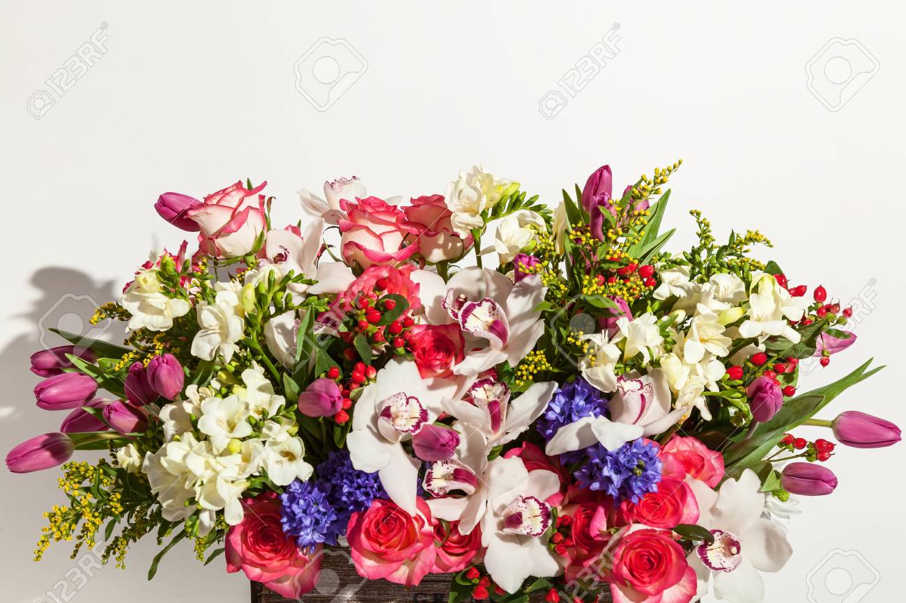 ボックスに花束 さまざまな花の大きな明るい花束は 白い背景に分離された木製の箱のクローズ アップ の写真素材 画像素材 Image