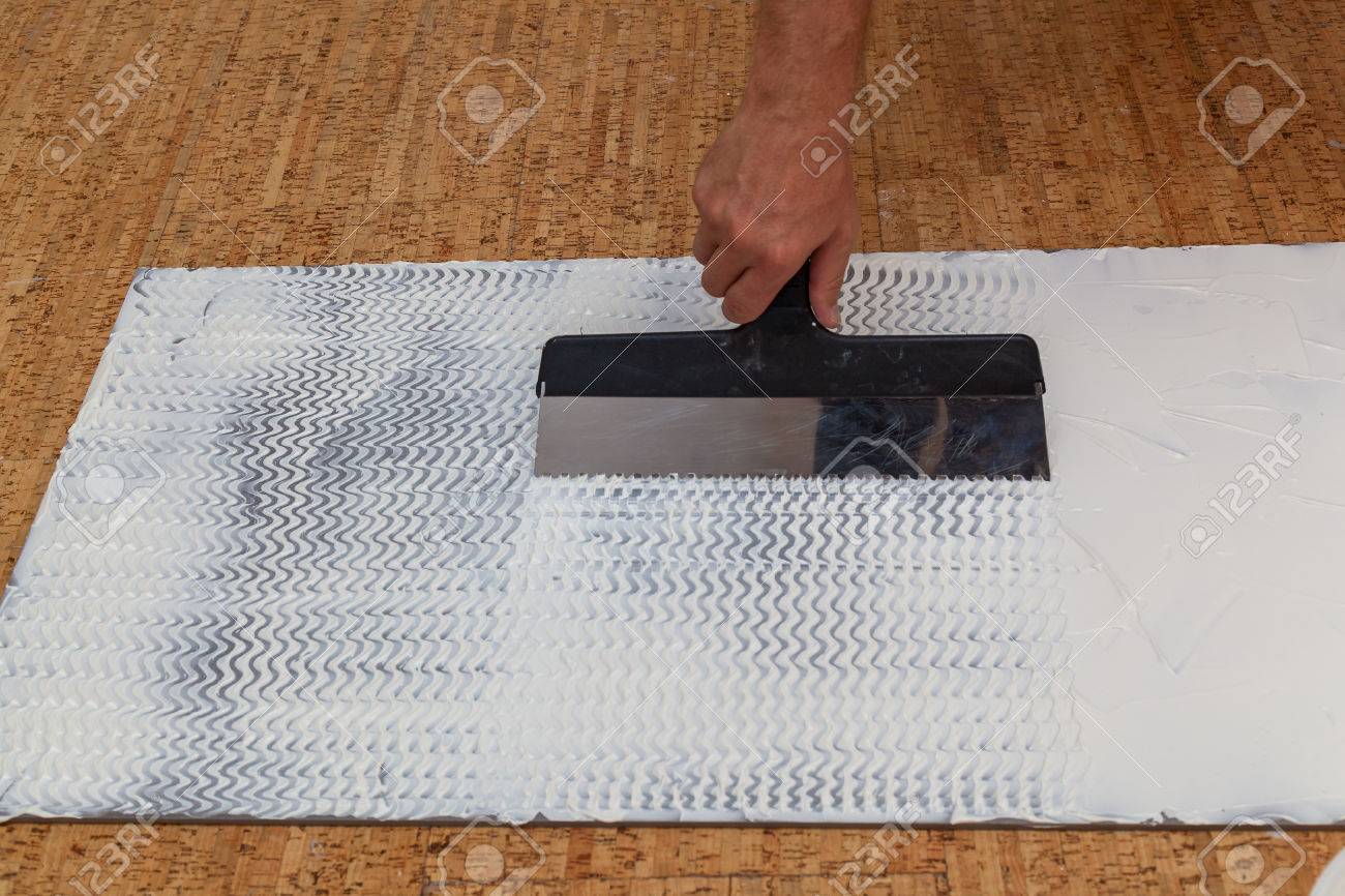 Paneles Aislantes Para La Economía Del Calor, Materiales De Construcción Para La Reparación De Casas Y Apartamentos, Imposición De Pegamento Y Espátula En Un Panel Aislante Fotos, Retratos, Imágenes Fotografía De