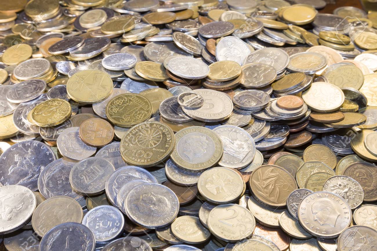 たくさんのコイン、金の鍋、お金がどっさり。の写真素材・画像素材 Image 48286782