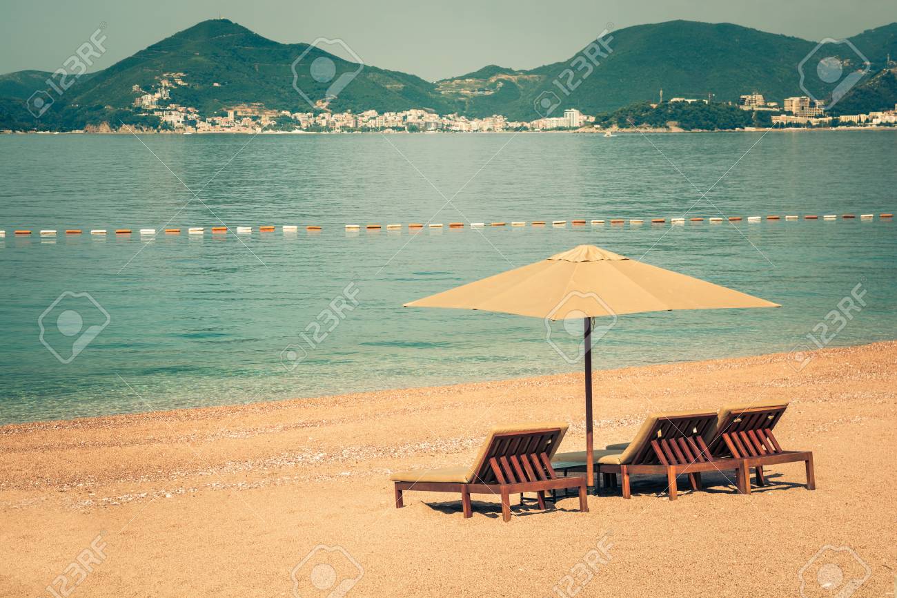 Belle Plage Avec Parasols Au Monténégro Dans Les Balkans La Mer Adriatique