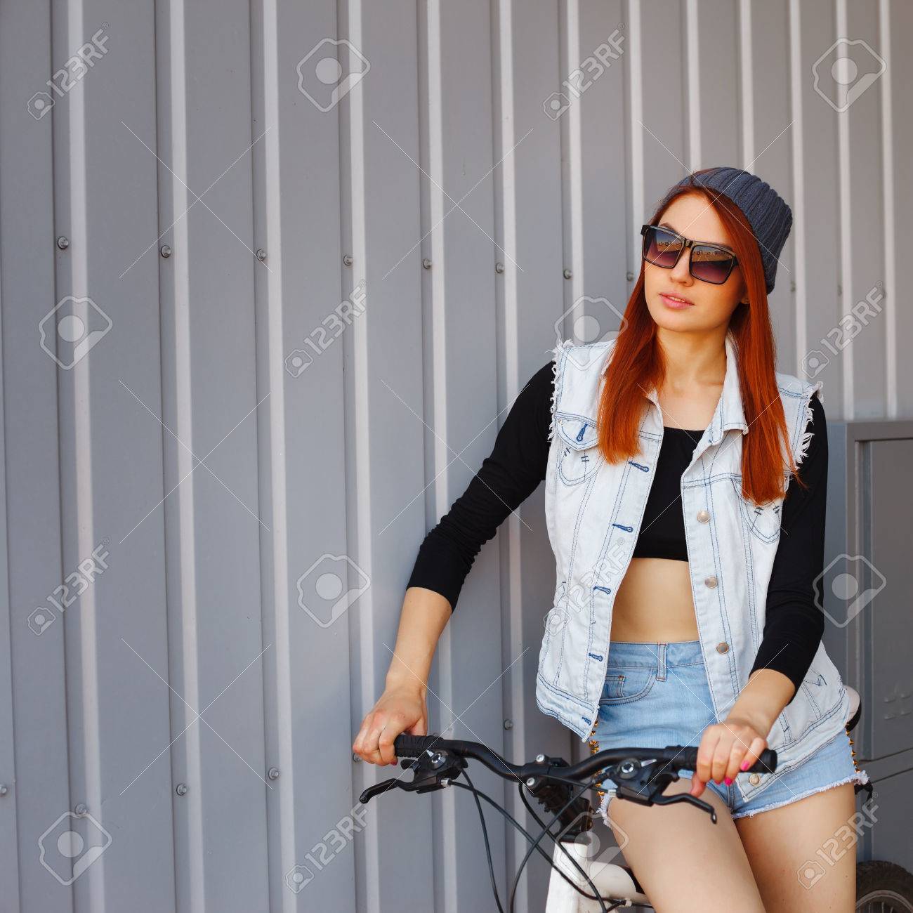 Banque d\u0027images , Mode de vie de la mode en plein air portrait d\u0027une jolie jeune fille, vêtue dans le style grunge hippie swag fond urbain.