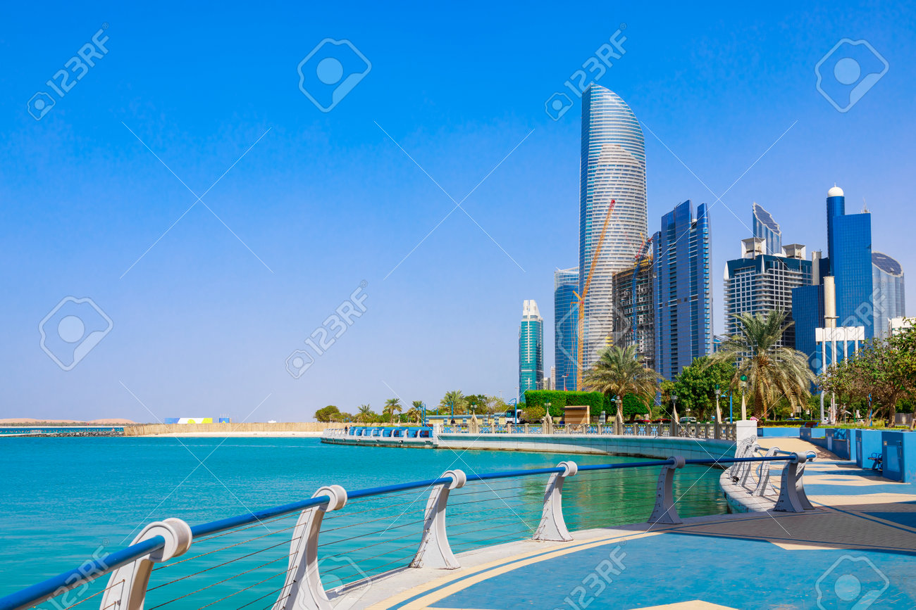 아랍에미리트 아부다비의 유명한 관광지에서 바다 해변과 고층빌딩이 있는 아부다비 파노라마의 스카이라인 전망은 럭셔리 여행과 휴식을 위한  이상적인 장소입니다. 로열티 무료 사진, 그림, 이미지 그리고 스톡포토그래피. Image 205701215