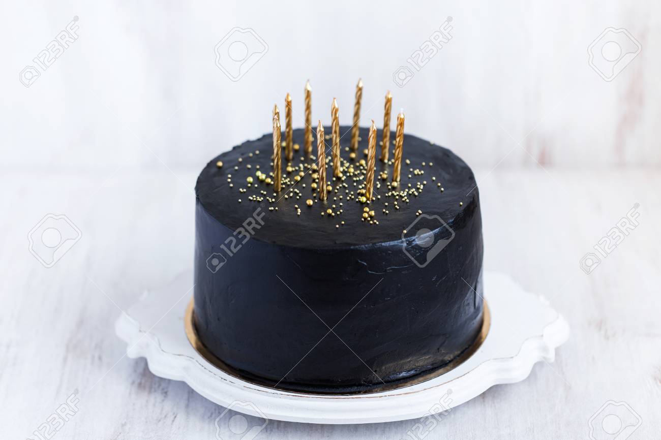 Gateau D Anniversaire Noir Avec Des Bougies Dorees Sur Fond Blanc Banque D Images Et Photos Libres De Droits Image