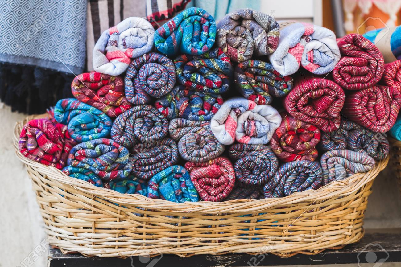 お店のウィンドウに籐のかごで多色のタオルのロール の写真素材 画像素材 Image