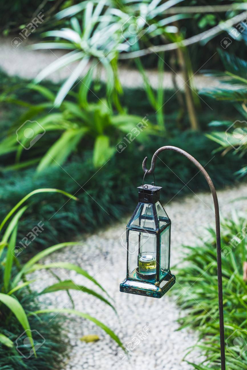 Vintage Glas Kerosin Lampe Als Garten Dekoration. Tropischer ... Vintage Glas Kerosin Lampe Als Garten Dekoration. Tropischer ...