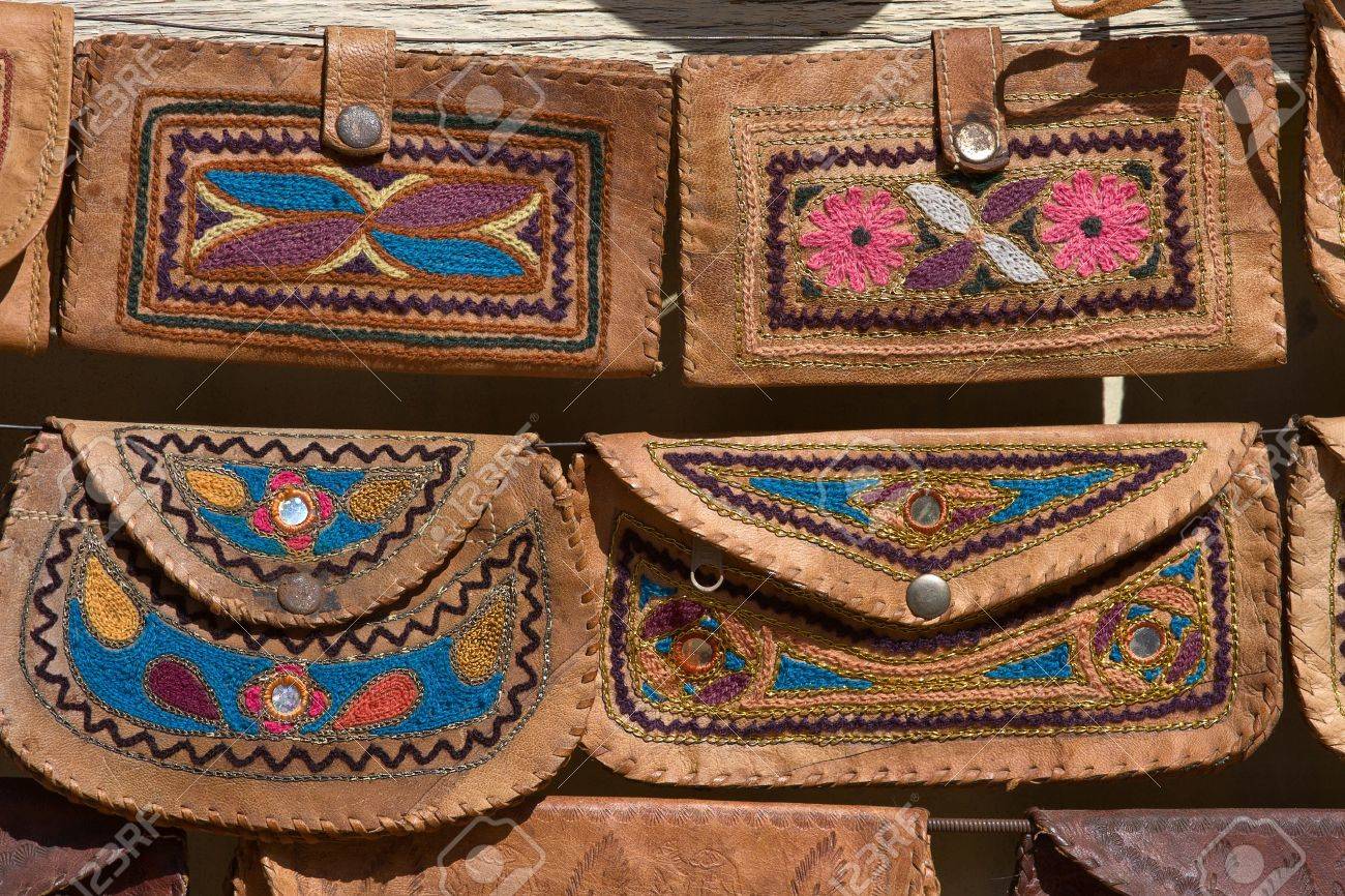 étnicos Bolsos Hechos A Mano Con Diseños Hermosos Para Venta En Un Mercado Pulgas índico. Fotos, Retratos, Imágenes Y Fotografía De Archivo Libres De Derecho. Image 17812522.