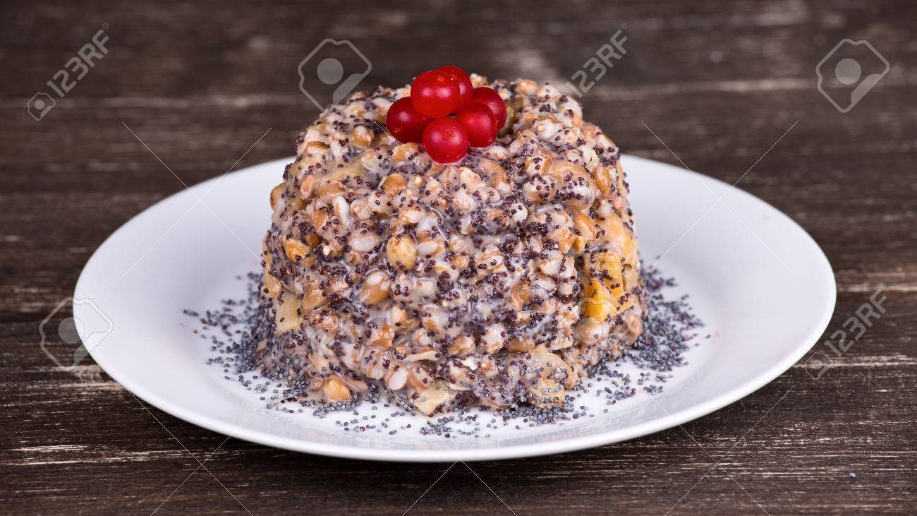 Kutia ウクライナ ベラルーシ ロシアの伝統的なクリスマスの甘い食事と一緒にボウルします の写真素材 画像素材 Image