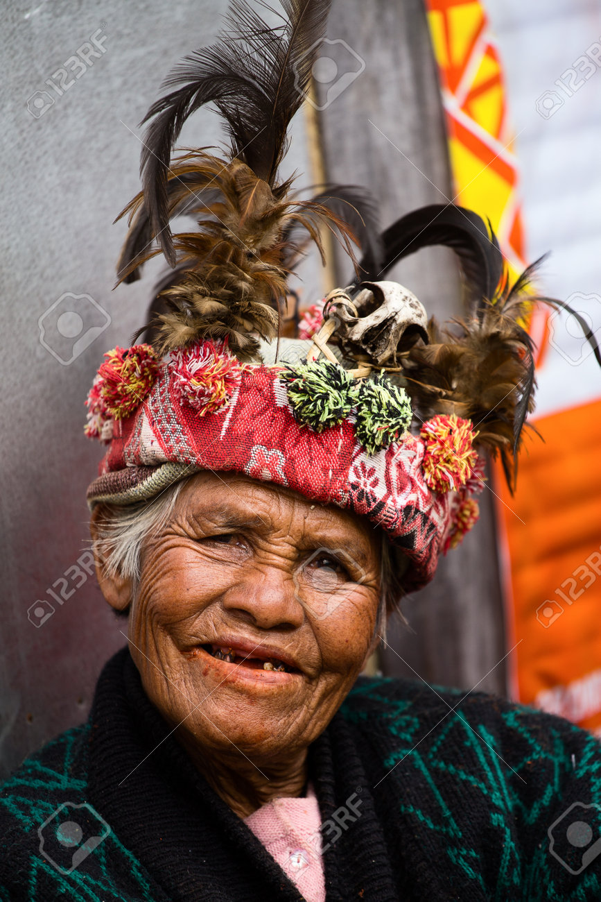 バナウエ 1 月 24 日 14 年 1 月 24 日フィリピン バナウエの棚田の横に民族衣装での未知の古いイフガオ族の女性 イフガオ州 フィリピンの人々 山の人々 を指します の写真素材 画像素材 Image