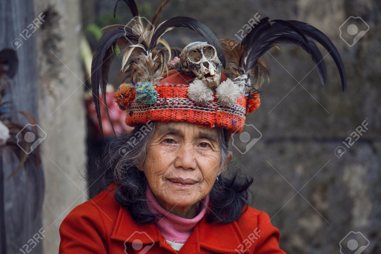 バナウエ 1 月 24 日 14 年 1 月 24 日フィリピン バナウエの棚田の横に民族衣装での未知の古いイフガオ族の女性 イフガオ州 フィリピンの人々 山の人々 を指します の写真素材 画像素材 Image
