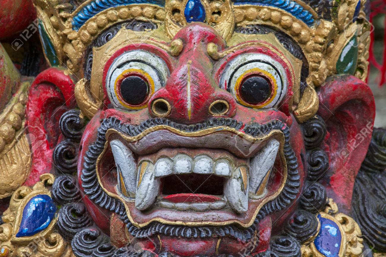 バリ島中部寺院で伝統的なバリの神の像のクローズ アップ