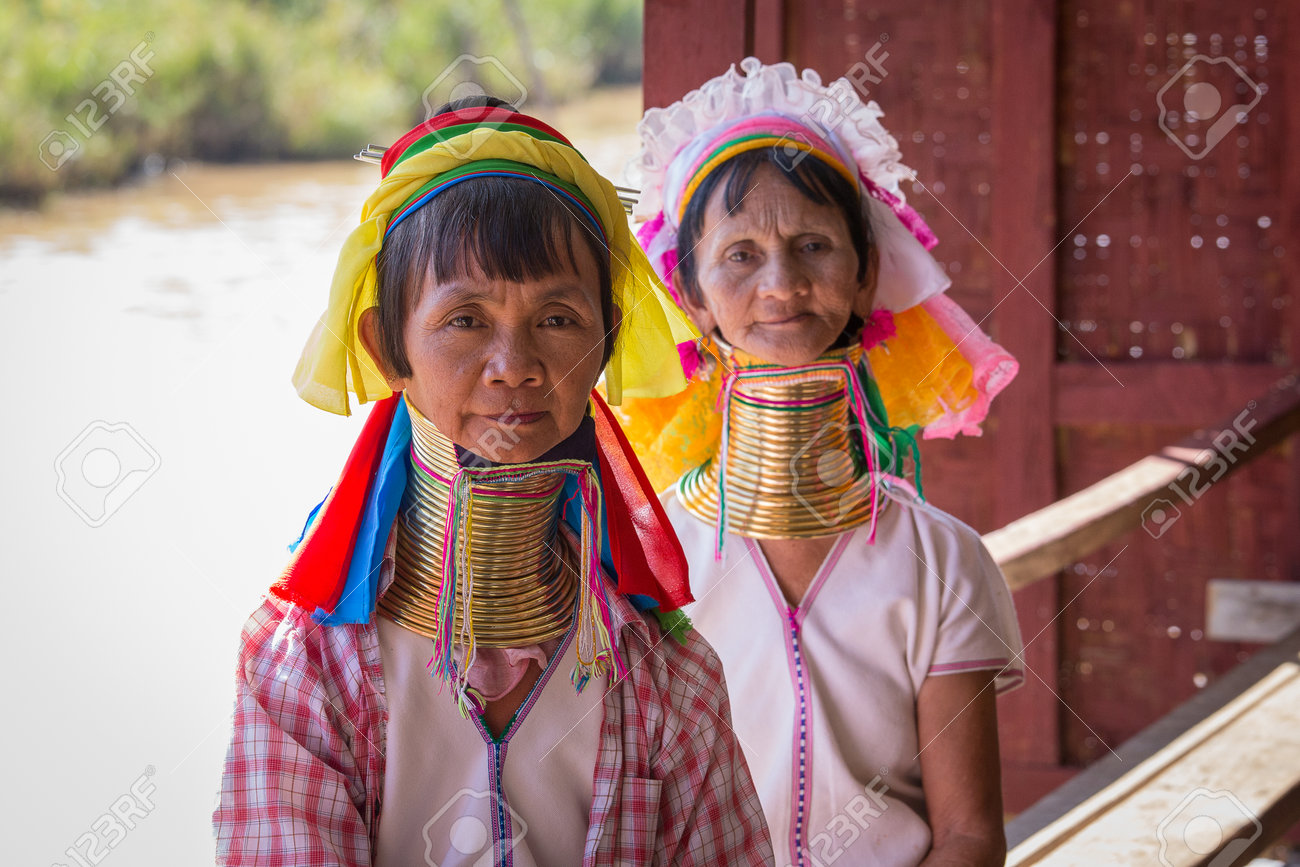 インレー湖ミャンマー 16 年 1 月 14 日 パダウン族の女性 インレー湖 ミャンマー ミャンマーの Padaung カレン族の首の 長い女性の写真のポーズは ミャンマーの少数民族 の写真素材 画像素材 Image