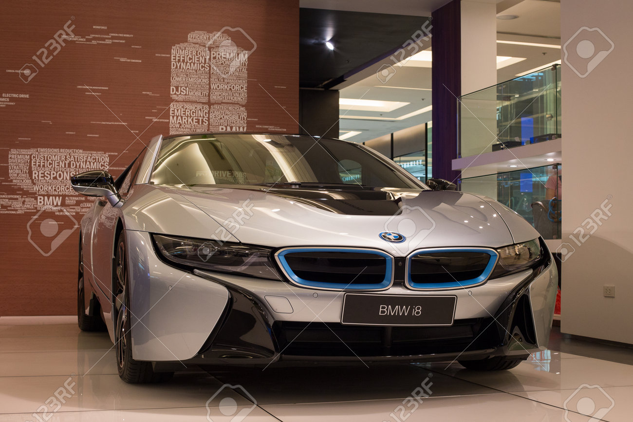 バンコク タイ王国 16 年 1 月 7 日 Bmw I8 車バンコクのサイアム パラゴン モールで展示 小売の 300 000 平方メートルとサイアム パラゴンのスペースは世界の最も大きいモールの 1 つです の写真素材 画像素材 Image