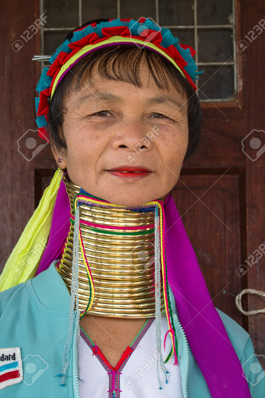 インレー湖ミャンマー 16 年 1 月 12 日 パダウン族の女性 インレー湖 ミャンマー ミャンマーの Padaung カレン族の首の 長い女性の写真のポーズは ミャンマーの少数民族 の写真素材 画像素材 Image