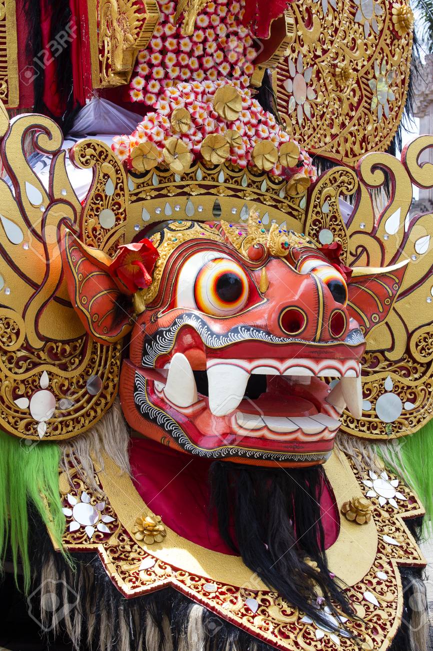 インドネシア・バリ島のストリートセレモニーで伝統的なバリのバロン