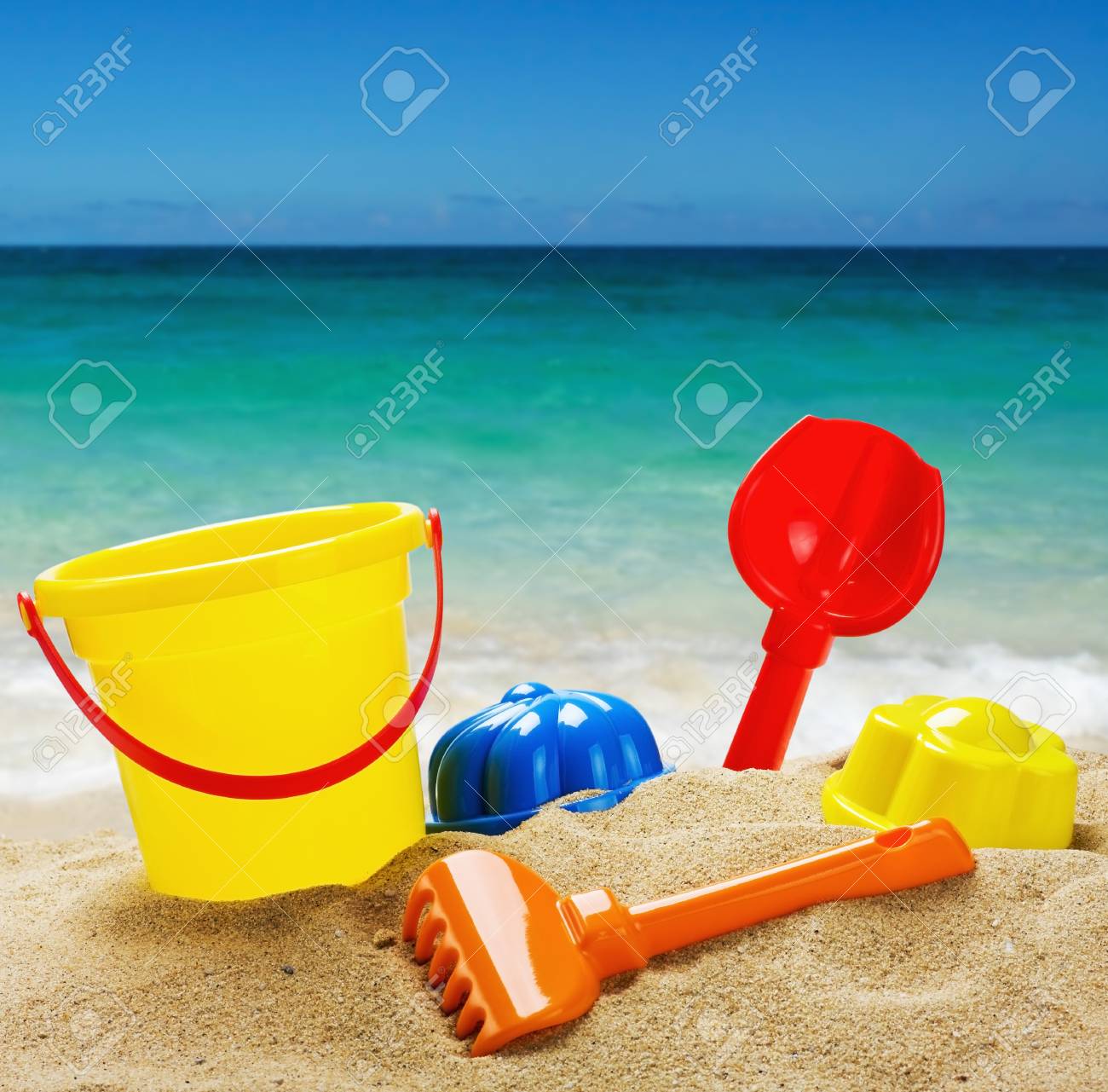 子供の砂場海とビーチのカラフルなおもちゃ の写真素材 画像素材 Image