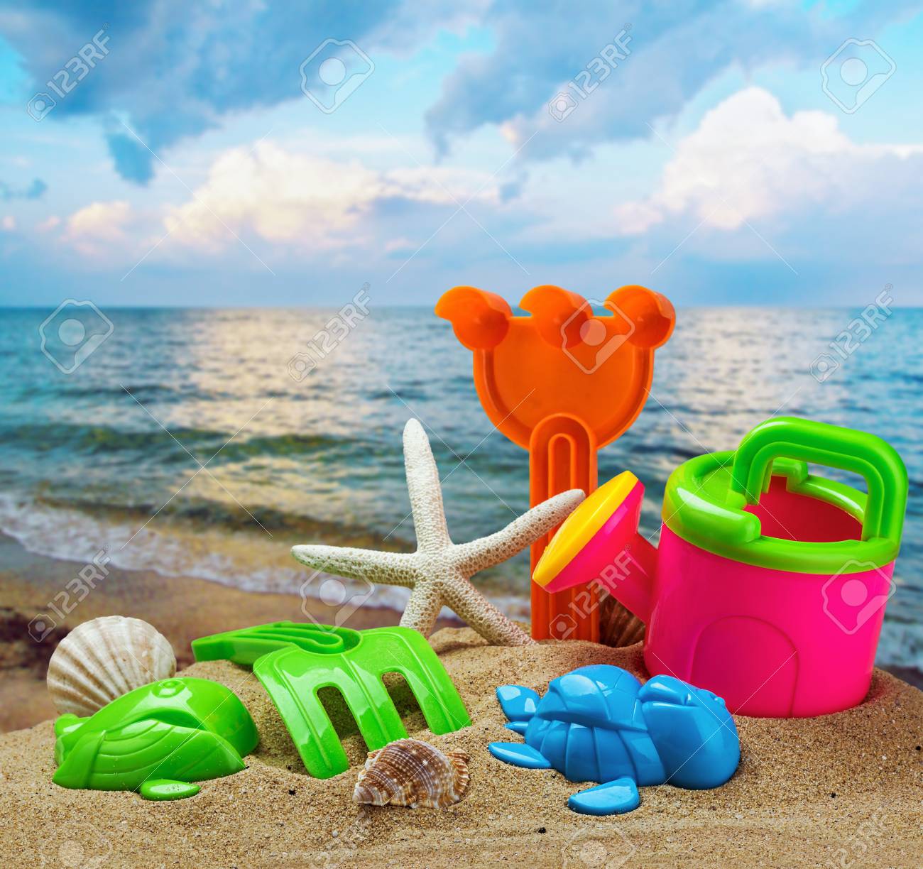 子供の砂場海とビーチのカラフルなおもちゃ の写真素材 画像素材 Image