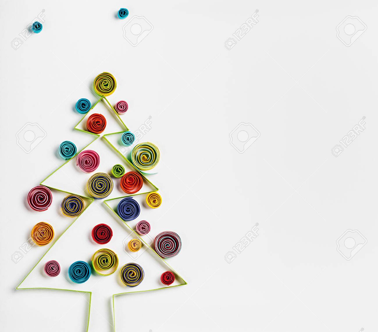 Immagini Quilling Natale.Immagini Stock Decorazioni Natalizie Fatte Di Carta Quilling E Posto Per Il Testo Image 33728917